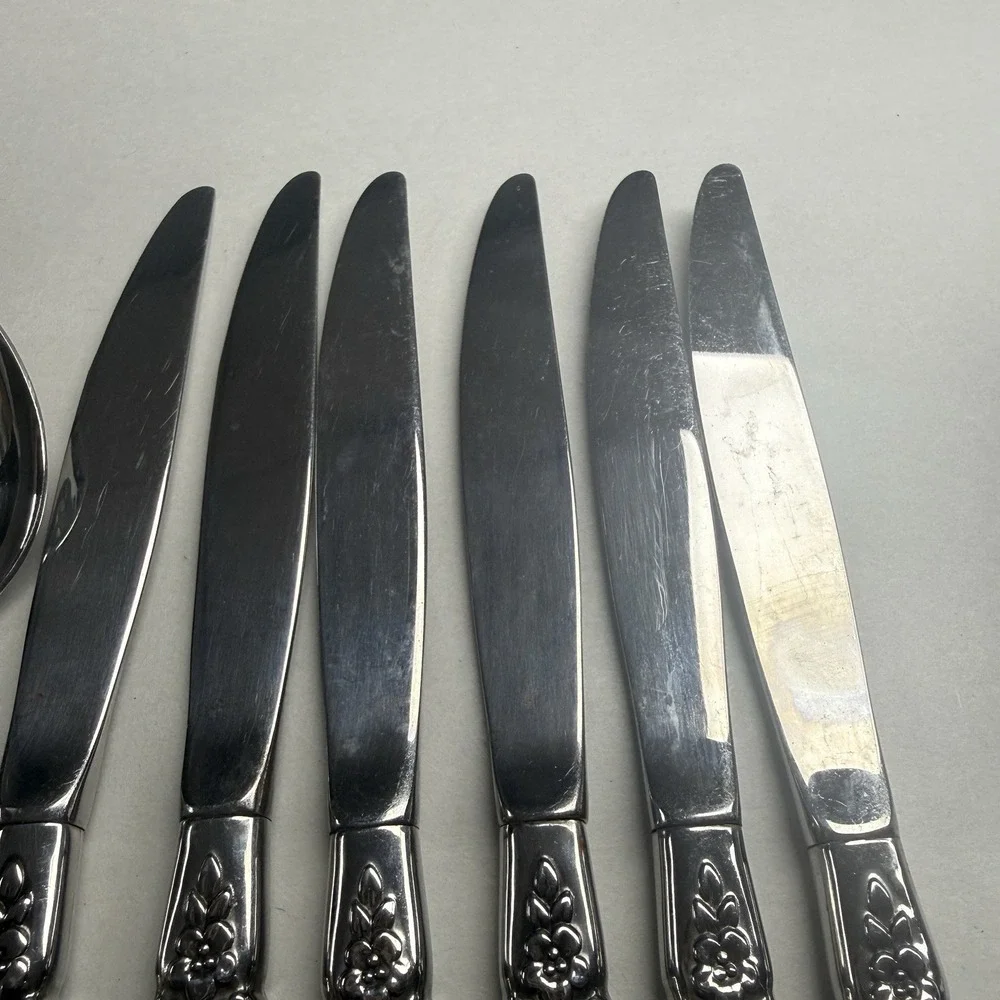 8 Oneida Viola Voila Dinner Knives Spoons Soup Community Flatware Silverware